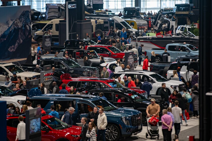 शनिवार, फरवरी 7, 2026 को मैककॉर्मिक प्लेस में शिकागो ऑटो शो में उपस्थित लोग घूमते हुए।