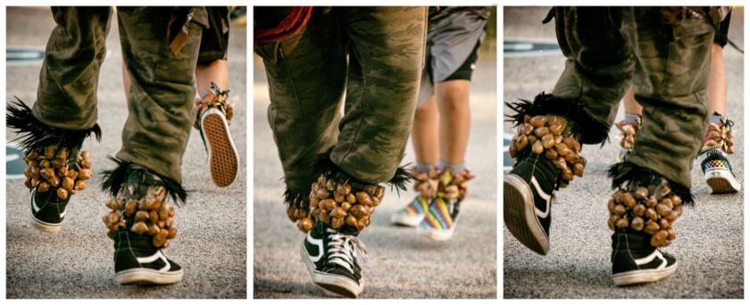 Muchos de los bailarines de Huehuecoyotl se colocan cascabeles en los tobillos mientras bailan.