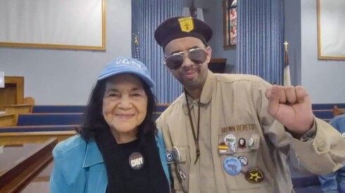 Anthony Martínez, un activista comunitario en el lado sureste de Chicago, a la derecha, junto a Dolores Huerta.