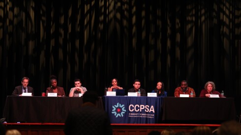 La Comisión Comunitaria de Seguridad Pública y Responsabilidad escucha los comentarios del público durante una reunión llena sobre las interacciones de la Policía de Chicago con agentes de las fuerzas federales del orden.