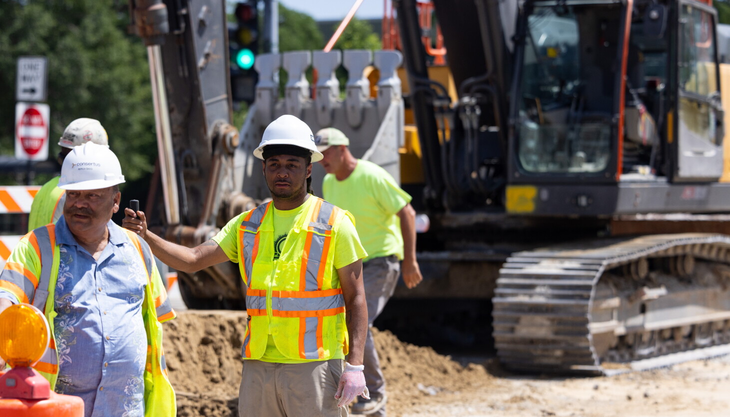 Workers brave extreme temperatures as heat wave stretches on in Chicago