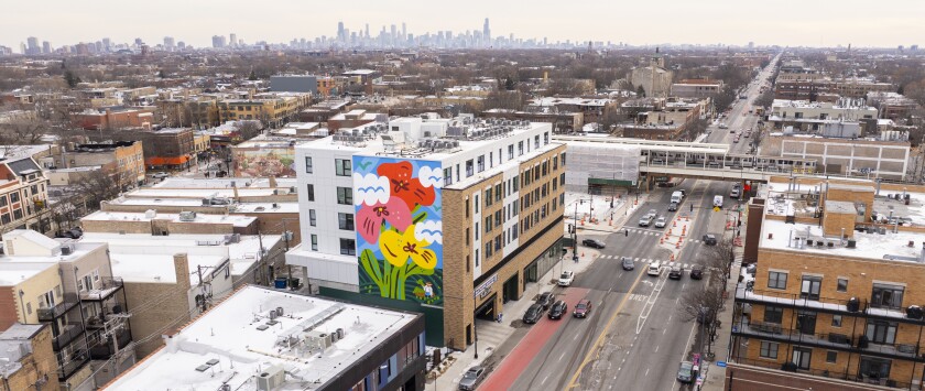 دیوارنگار کیتی لوکس بر روی یک ساختمان چندطبقه و چندمنظورهٔ جدید قرار دارد که جایگزین پارکینگی بود که پیش از این در لینکلن اسکوئر وجود داشت.