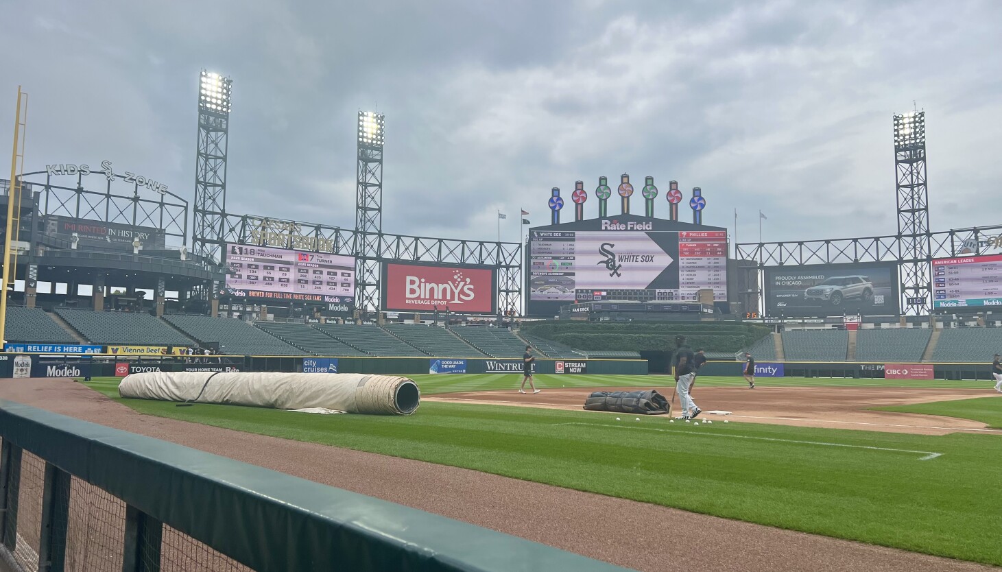 El juego de los Medias Blancas contra los Filis comienza después del retraso de la lluvia