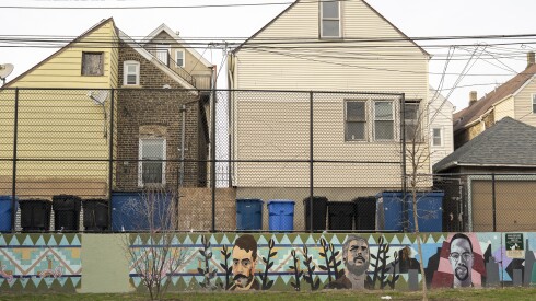 La pintura cubre el rostro de César Chávez en un mural.