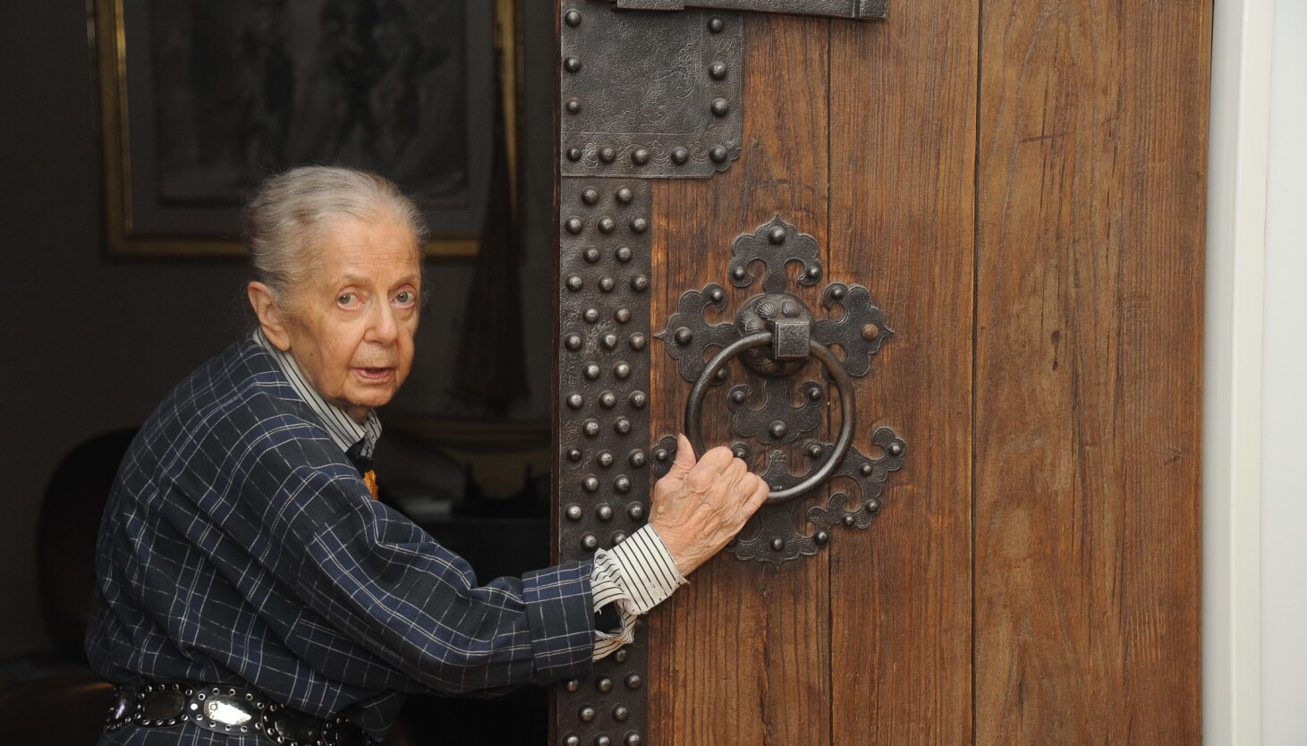 Ann Nathan, Chicago art gallery owner who helped young artists navigate art world, dies at 98 - Chic