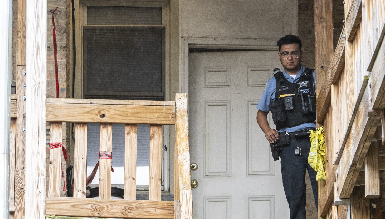 Coverage image for: 3 people found dead in Chicago Lawn apartment, police say