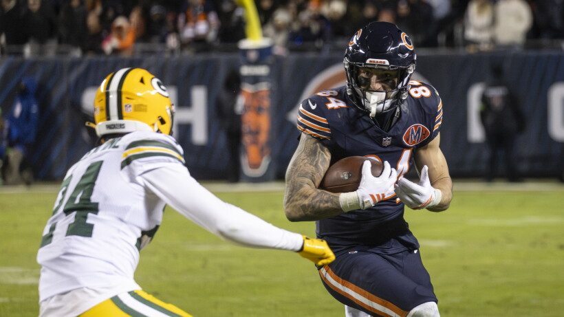 Colston Loveland carrying the ball in Chicago Bears uniform