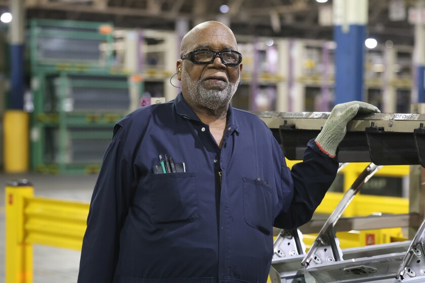 कैल्बर्ट राइट 1963 से शिकागो हाइट्स में फोर्ड स्टैम्पिंग प्लांट में काम कर रहे हैं।