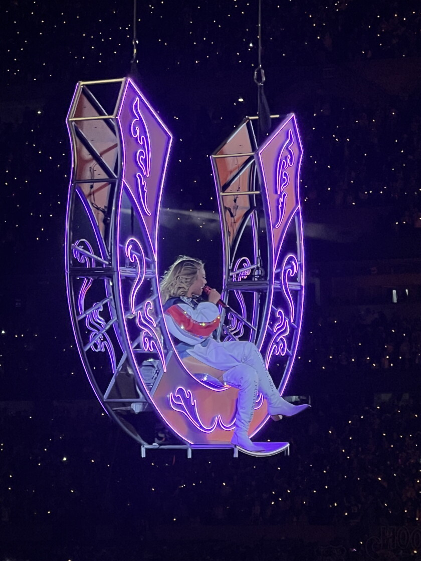 Beyoncé — and her fans — weather stormy Chicago night for epic show at ...
