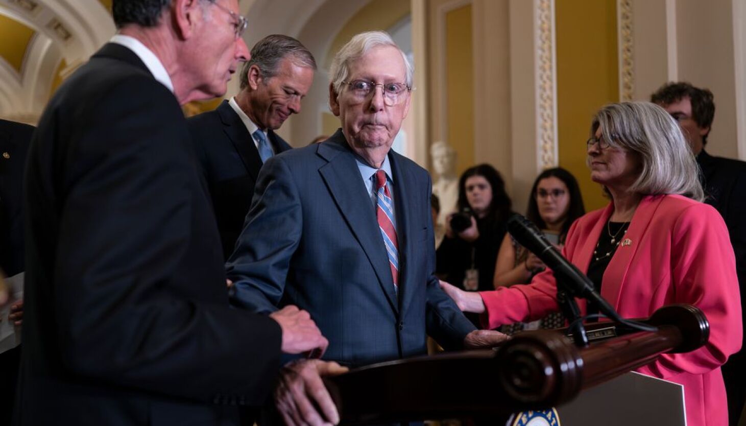 NextImg:Senate GOP leader McConnell briefly leaves news conference after freezing up midsentence