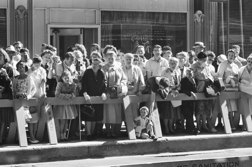 Chicagoans lining the streets of downtown Chicago to see the Queen.