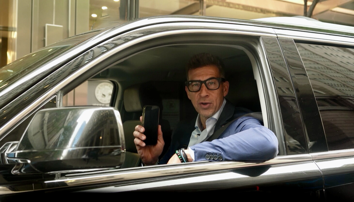 Illinois lawmakers eye nation's first ban on AI-powered smart glasses for drivers