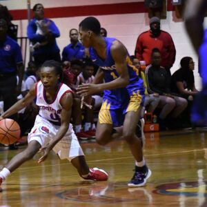 Curie’s Nick Owens (4) stops and switches direction. Worsom Robinson/For the Sun-Times.