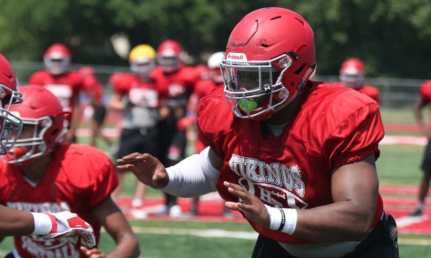 Homewood-Flossmoor’s Isaiah Coe rushes the passer. Allen Cunningham/For the Sun-Times.