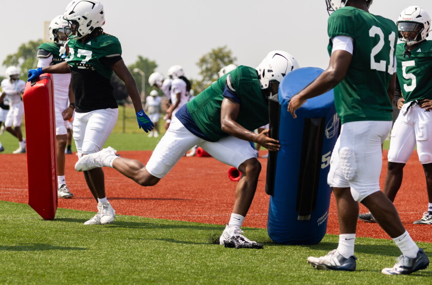 CSUFOOTBALL_260806-002.jpg