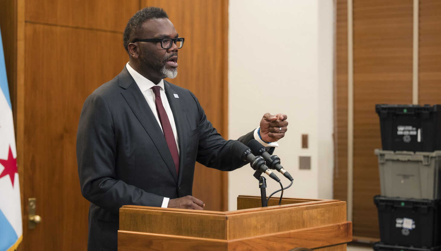 Mayor Brandon Johnson's zipped lip makes him putty in hands of Chicago media - Vimarsana News