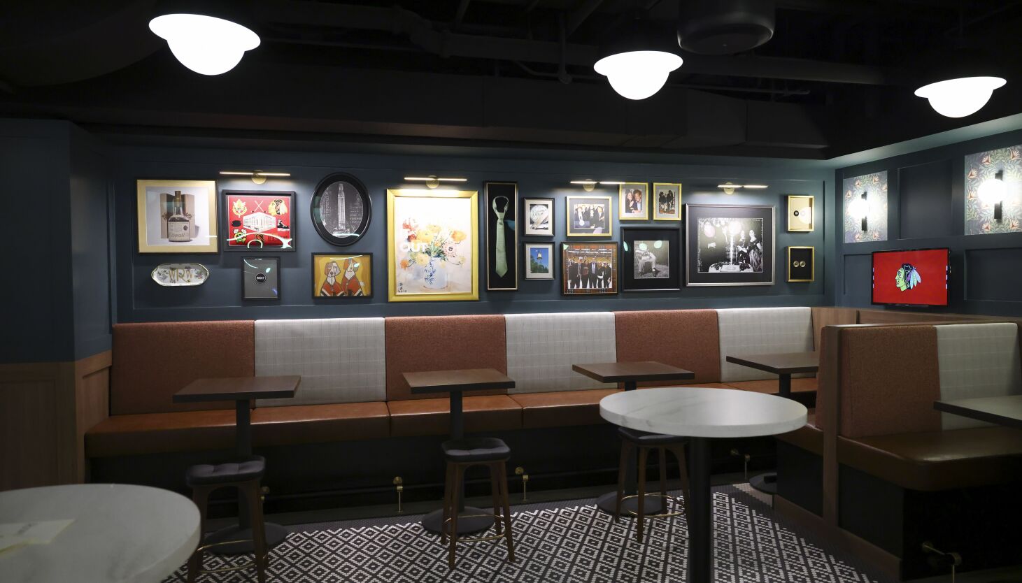 NextImg:Bar inside United Center pays homage to former Blackhawks chairman Rocky Wirtz