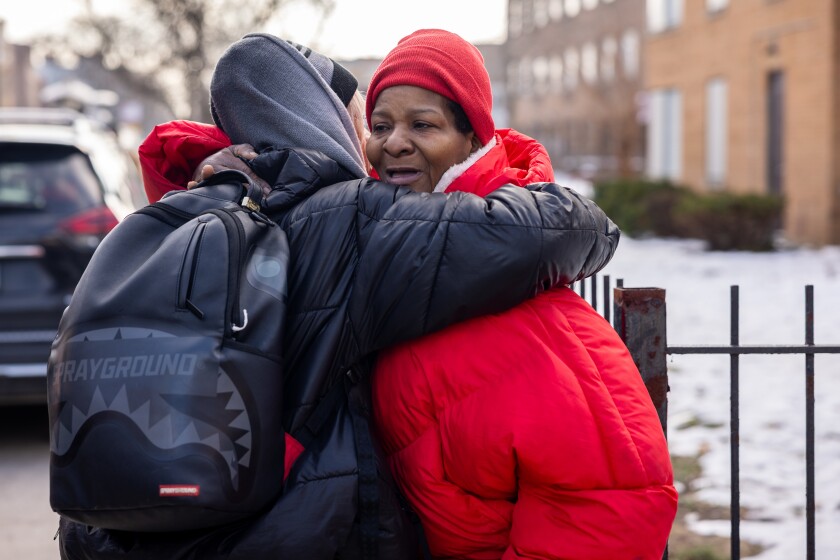 Las exresidentes Candis Stewart (izquierda) y Samantha Stamps (derecha) se abrazan para despedirse afuera del complejo de apartamentos 7500 South Shore.