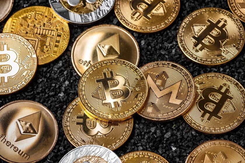 Cst Coin Pritzker, taking aim at Trump, crypto ‘bros,’ signs laws to regulate ...