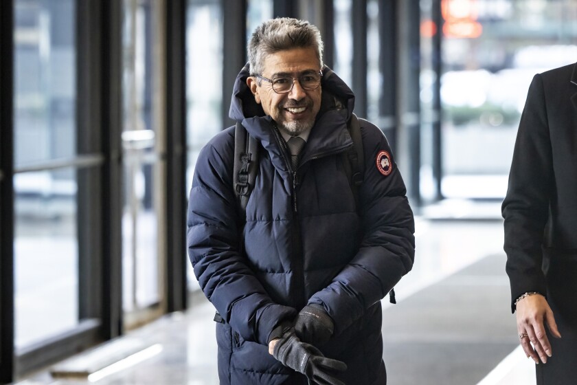O ex-prefeito Danny Solis (25º) Rattering Conspiracy, ex-presidente da Câmara de Illinois, Michael Madigan, testemunhou após o Tribunal Federal de Darksen.