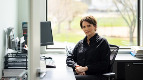 Sally Schulze se sienta en la oficina principal de RefugeeOne en el vecindario de West Ridge. La agencia de reasentamiento anticipa que 850 de las personas a las que atiende, la mayoría de ellas niños, pierdan la asistencia alimentaria a partir de este mes.