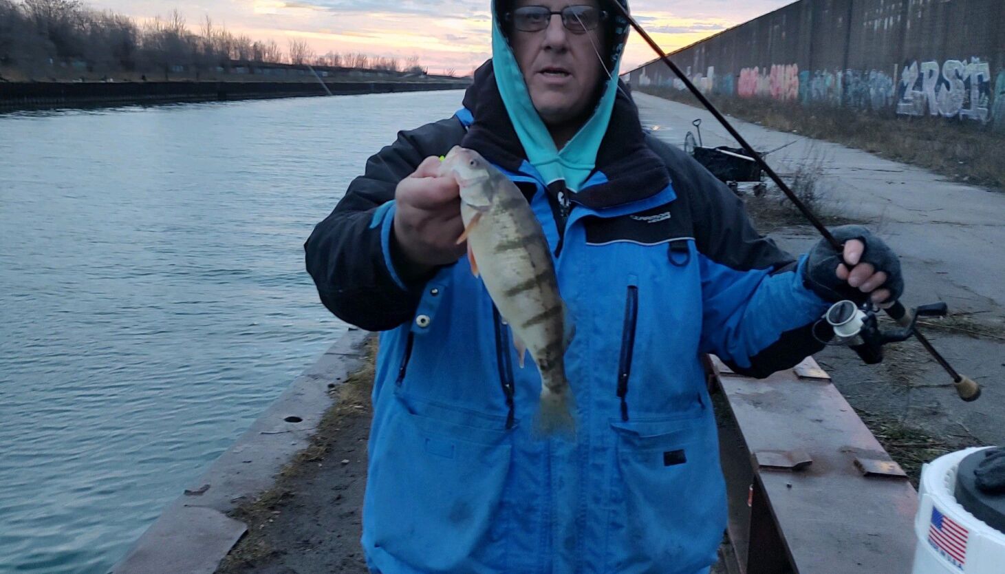 NextImg:Chicago fishing: Yes, lakefront perch and still waiting for ice