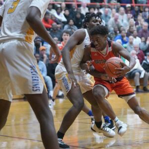 Brother Rice’s Marquise Kennedy (24) pushes past Simeon’s Sincere Callwood (4), Friday 03-01-19. Worsom Robinson/For Sun-Times