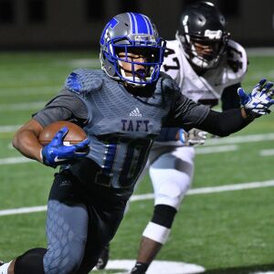 Taft’s Gamaliel Garcia runs up field. Worsom Robinson/For the Sun-Times.