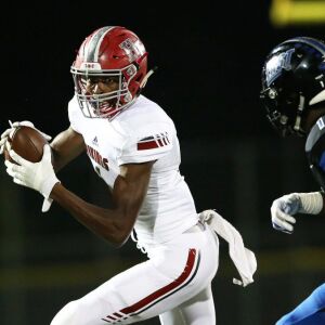 Homewood-Flossmoor’s Maurion Scott (4) catches a pass. Allen Cunningham/For the Sun-Times.