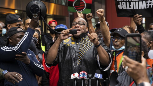 Bamani Obadele (center) speaking at a rally in May 2021 outside Chicago Housing Authority headquarters in the Loop.