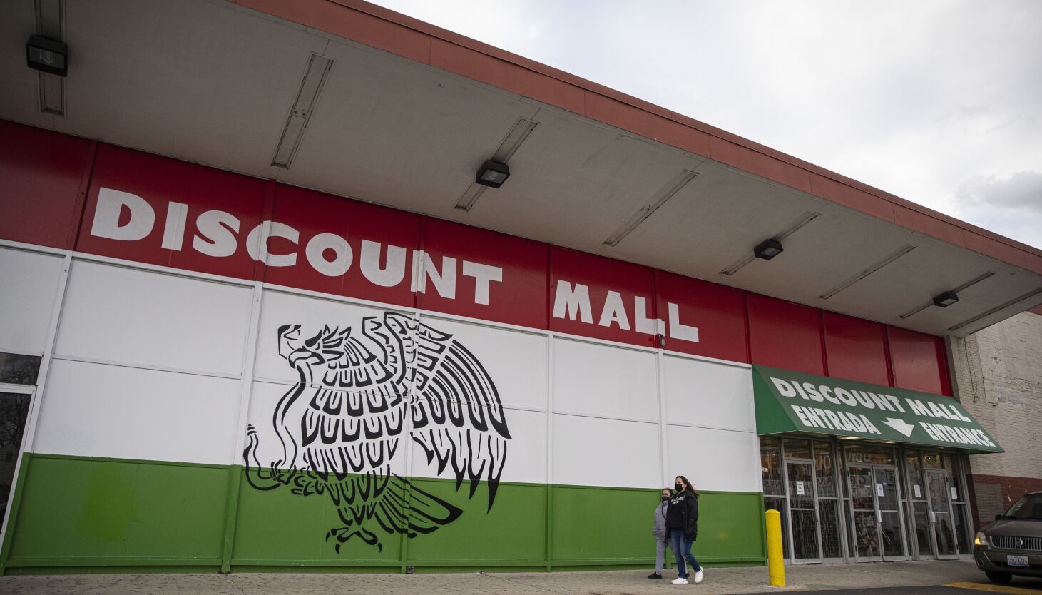 NextImg:Discount Mall vendors sue owner, management