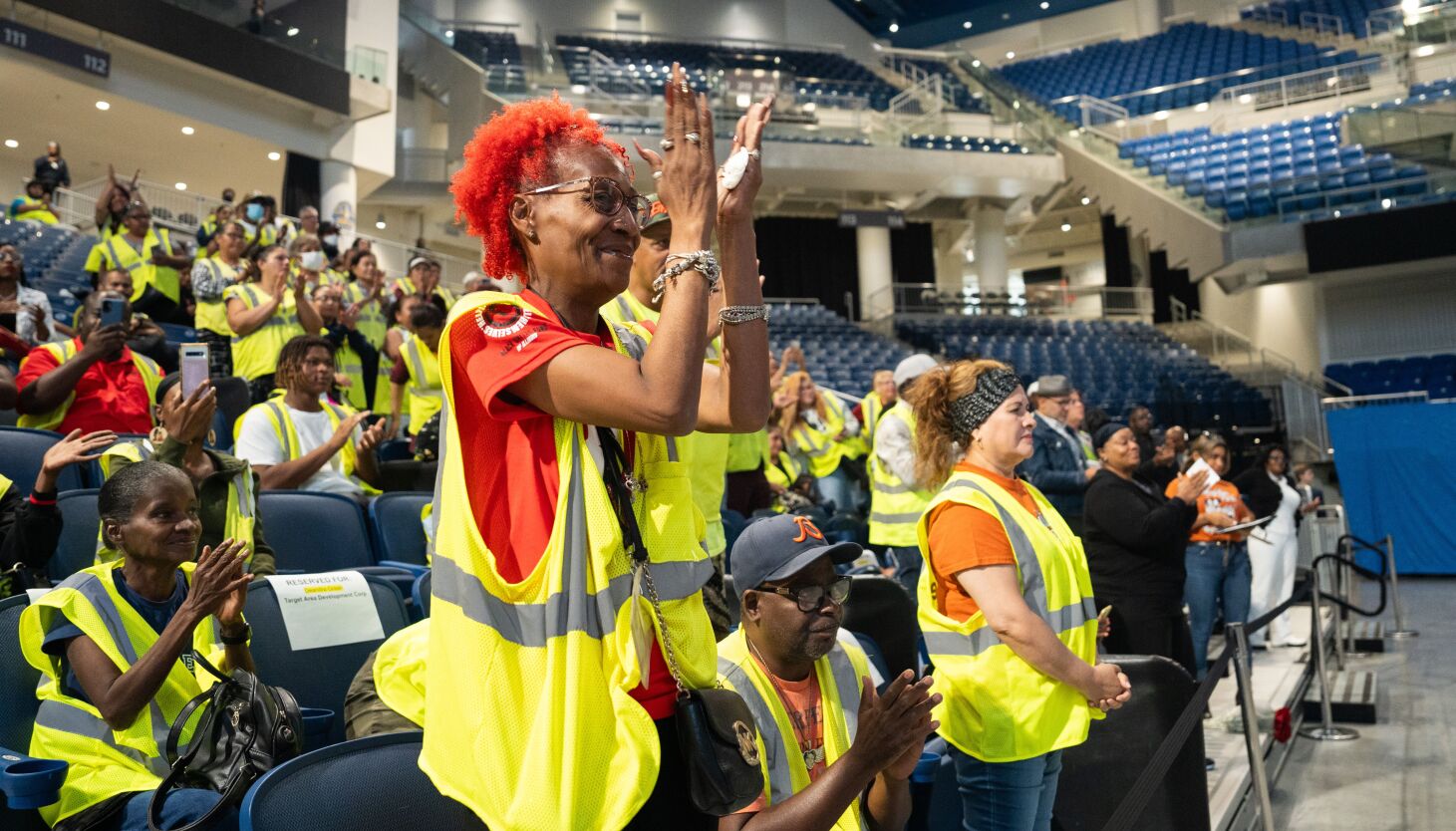 NextImg:Safe Passage workers celebrated before Chicago kids go back to school
