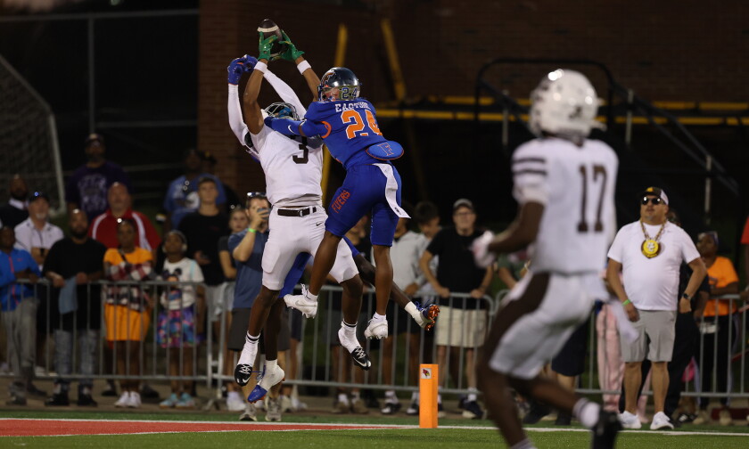 East st. Louis dominates the second half, ends mount carmel's 19-game winning streak 2026 - юстиция Mount carmel's marshaun thornton (3) catches a pass for one of his touchdowns against east st. Louis.