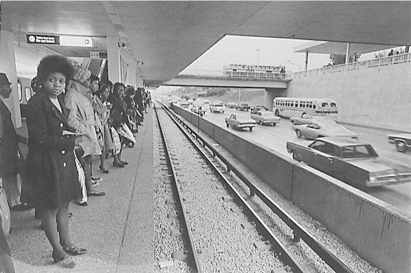Los viajeros esperan en el andén de la estación 95th Street el 26 de septiembre de 1969, el día en que se inauguró la estación que entonces se conocía como la línea Dan Ryan L.