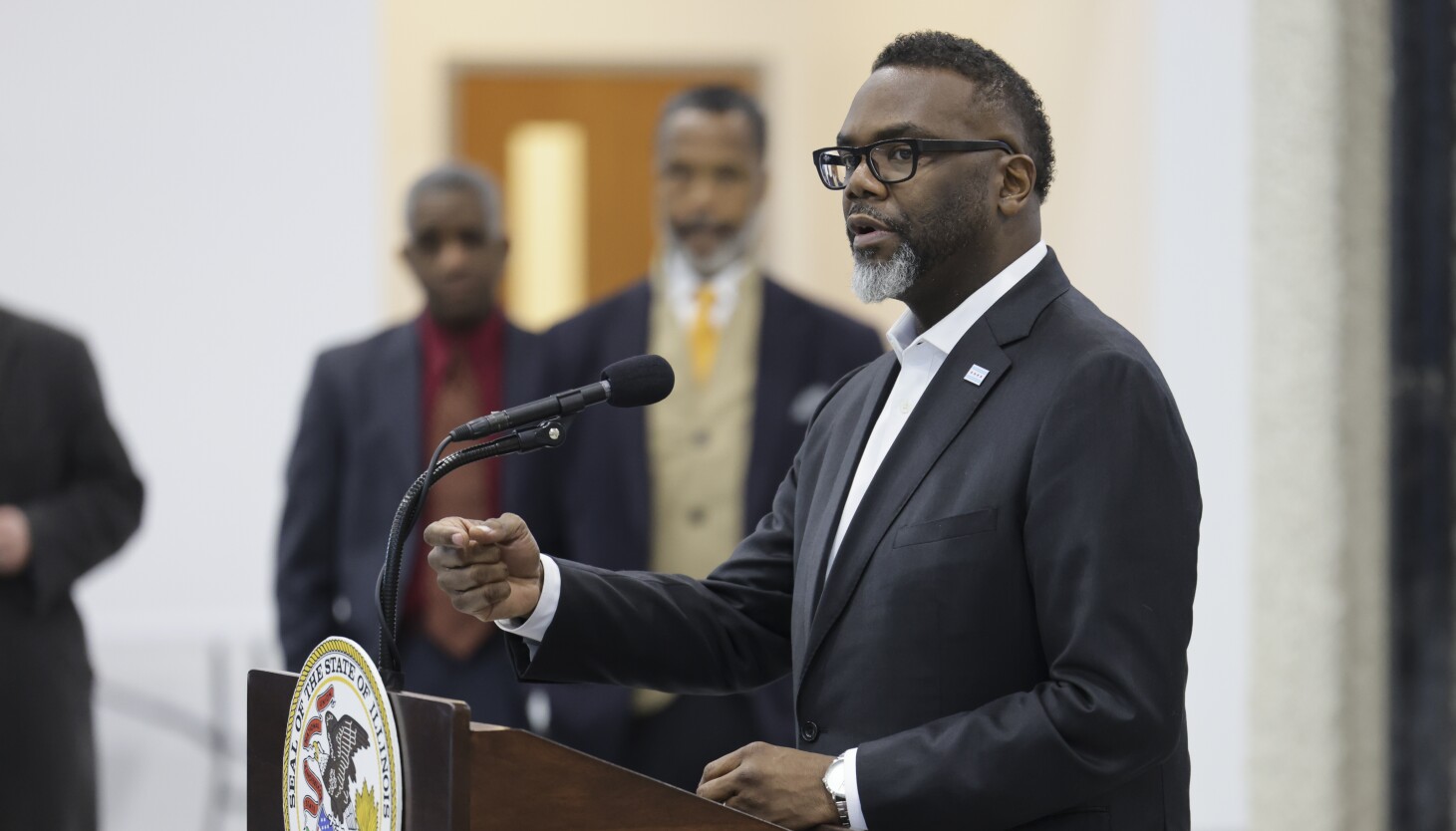 Chicago Mayor Brandon Johnson says he’s “not intimidated” after Pres Trump threatens to investigate local leaders in sanctuary cities