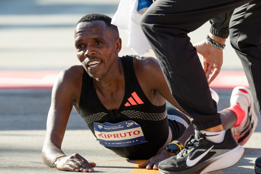 Amos Kipruto 在 2026 芝加哥馬拉松奪冠後,於終點區接受協助