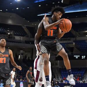 Evanston’s Isaiah Holden (11) sneaks in a grabs a rebound. Worsom Robinson/For the Sun-Times.