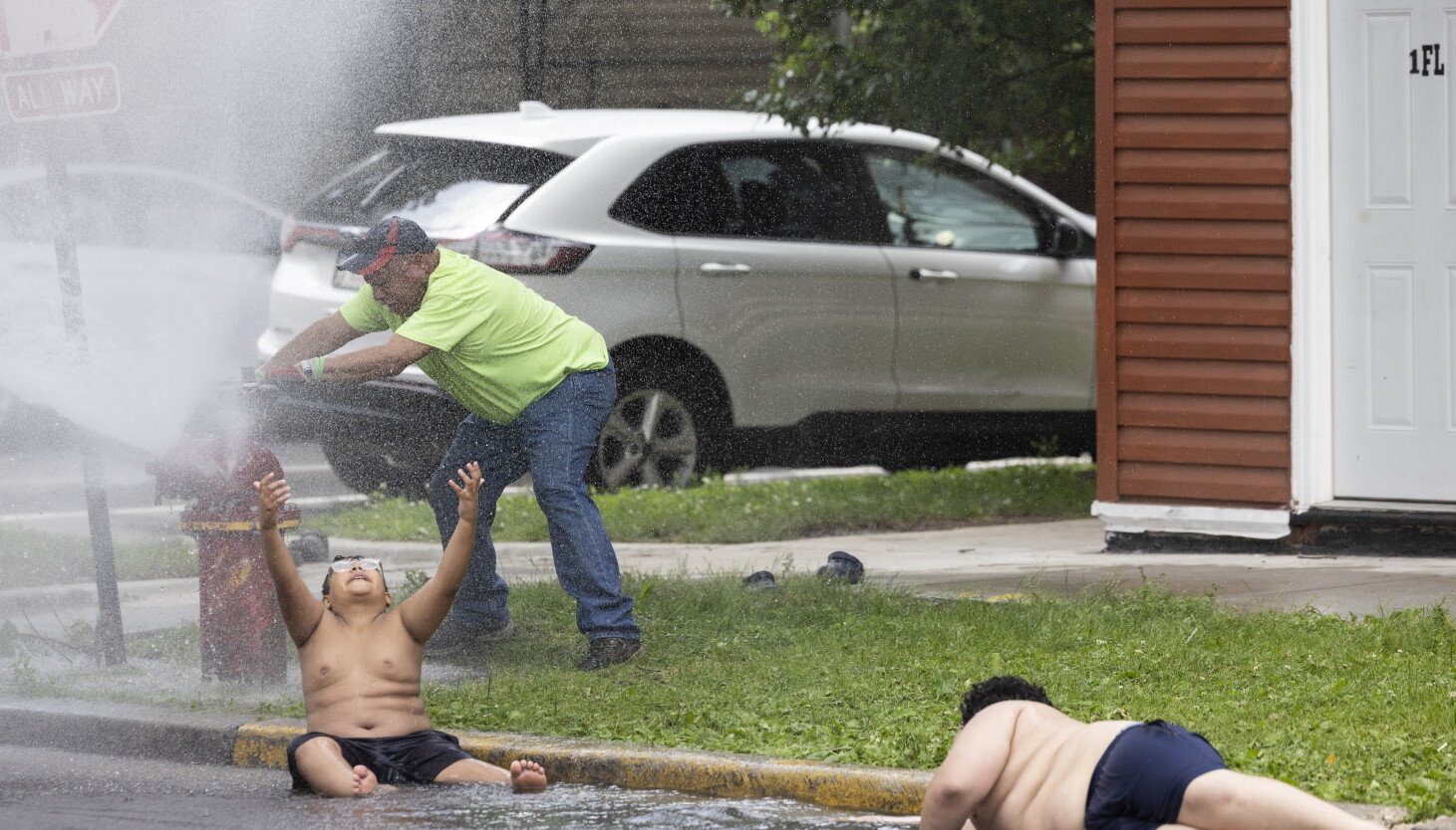 A medida que aumentan las temperaturas, se insta a la ciudad a agregar opciones de enfriamiento nocturno para los residentes vulnerables A medida que aumentan las temperaturas, se insta a la ciudad a agregar opciones de enfriamiento nocturno para los residentes vulnerables