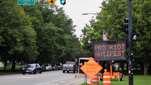 ANTIRIOTSIGNS_260926-2.jpg