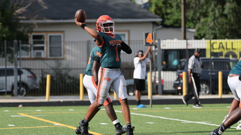 Morgan Park's Ronald Smith, Jr., (1) throws a pass to convert a two-point conversion against Payton.