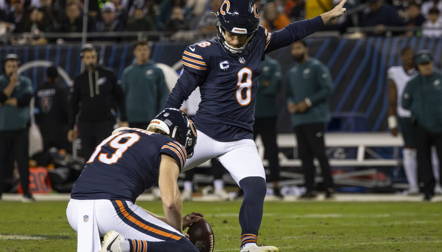 Flower Packer Factory Video: Bears K Cairo Santos, Packers WR Matthew Golden appear to ...
