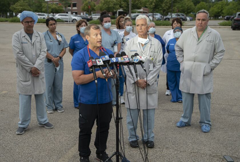 Dr Brigham Temple podaje aktualizację przed szpitalem Highland Park o 26 ofiarach, które były tam leczone.