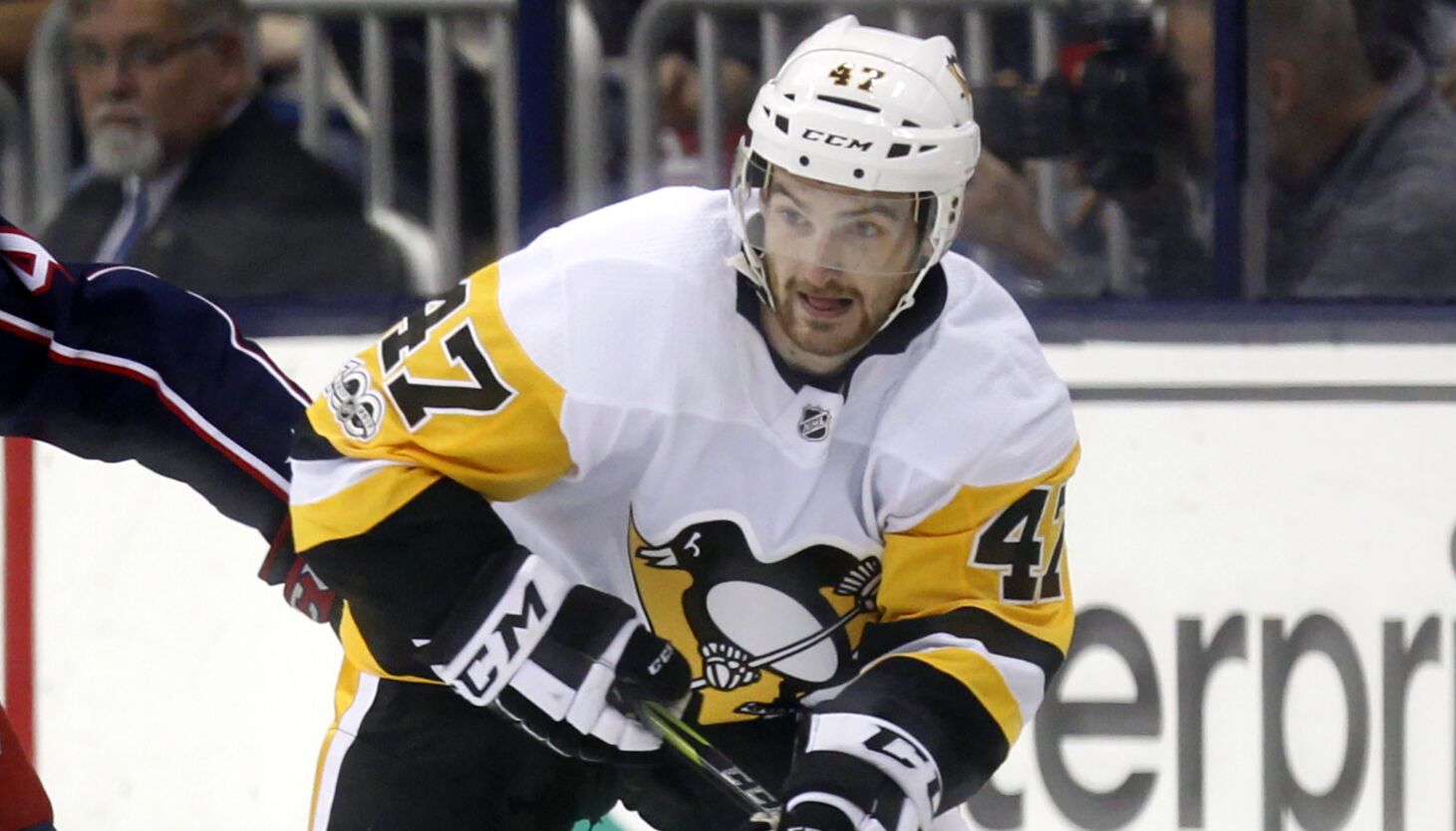 NextImg:English ice hockey league requires neck guard after American player dies from skate blade cut