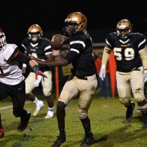 Richards QB Marquel Porter (5) runs away from Yorkville’s defense. Worsom Robinson/For the Sun-Times.