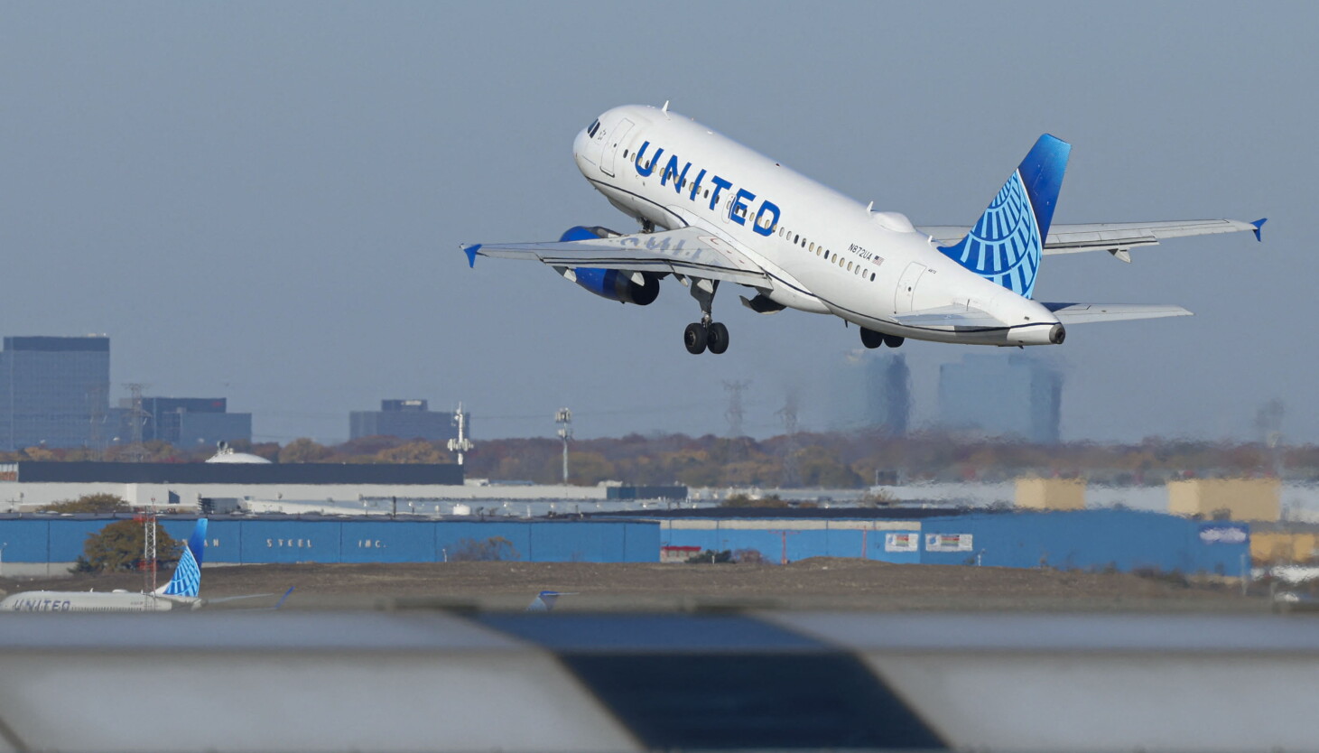 United Airlines cuts more than 100 daily flights at O'Hare after FAA mandate