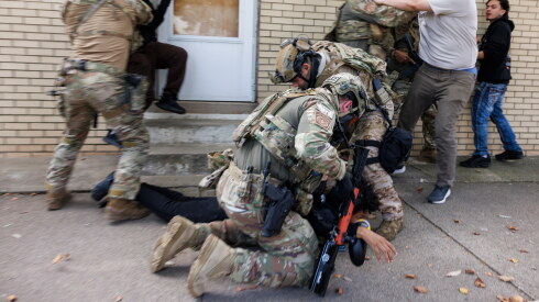 ICE agents detain a protester as other protesters try to stop them in East Side, Chicago, Tuesday, Oct. 14, 2025. (Anthony Vazquez/Chicago Sun-Times via AP) ORG XMIT: ILCHS772