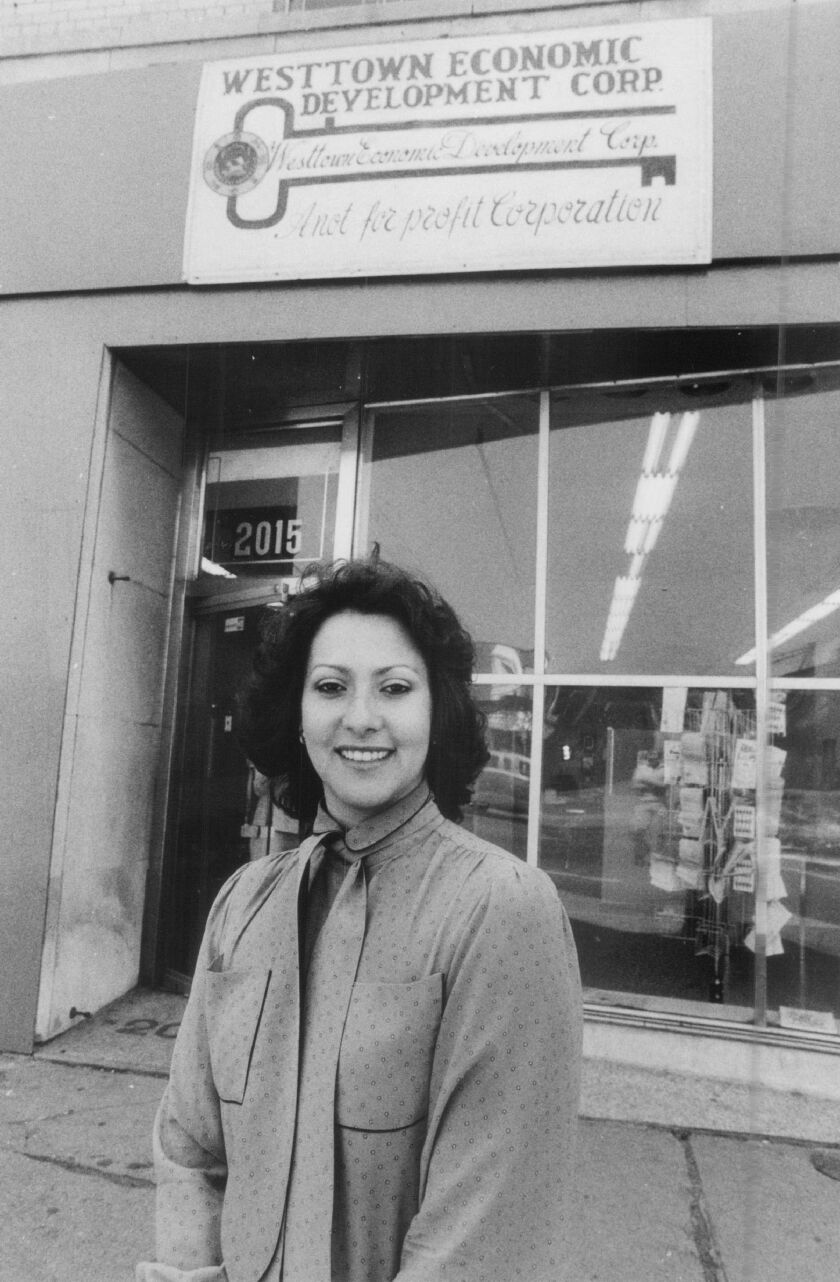 Myrna Salazar es fotografiada afuera de la oficina de West Town Economic Development Corp. en 1982.