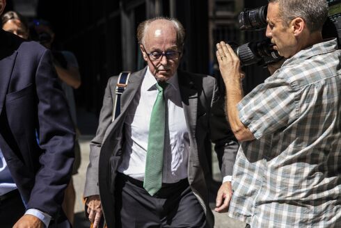 Flanked by attorneys, Tim Mapes, former chief of staff to Illinois’ former House Speaker Michael Madigan, walks out of the Dirksen Federal Courthouse, after being convicted of perjury and attempted obstruction of justice, Thursday, Aug. 24, 2023.