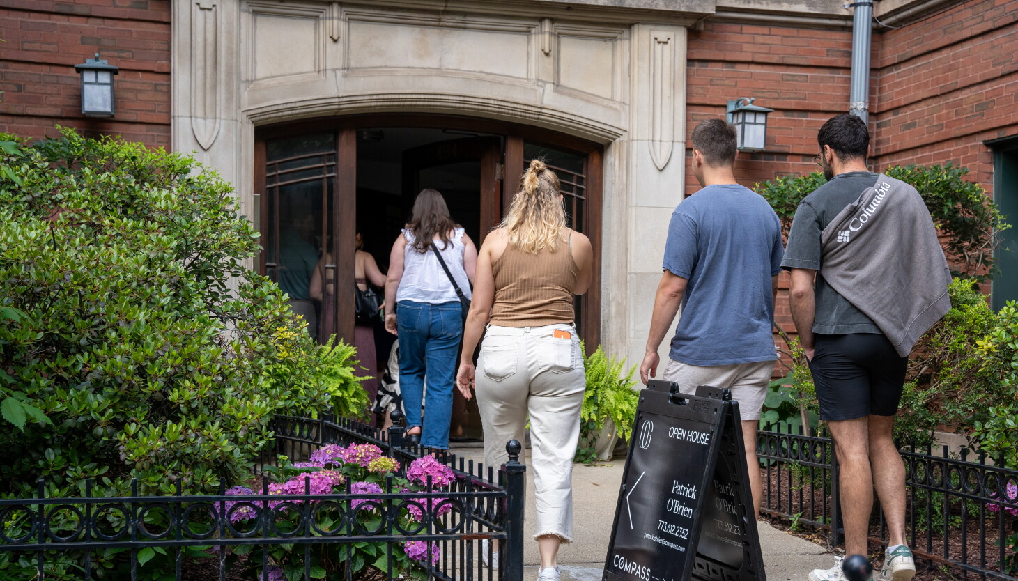 Got cash? With few properties on sale, Chicago homebuyers are having bidding wars