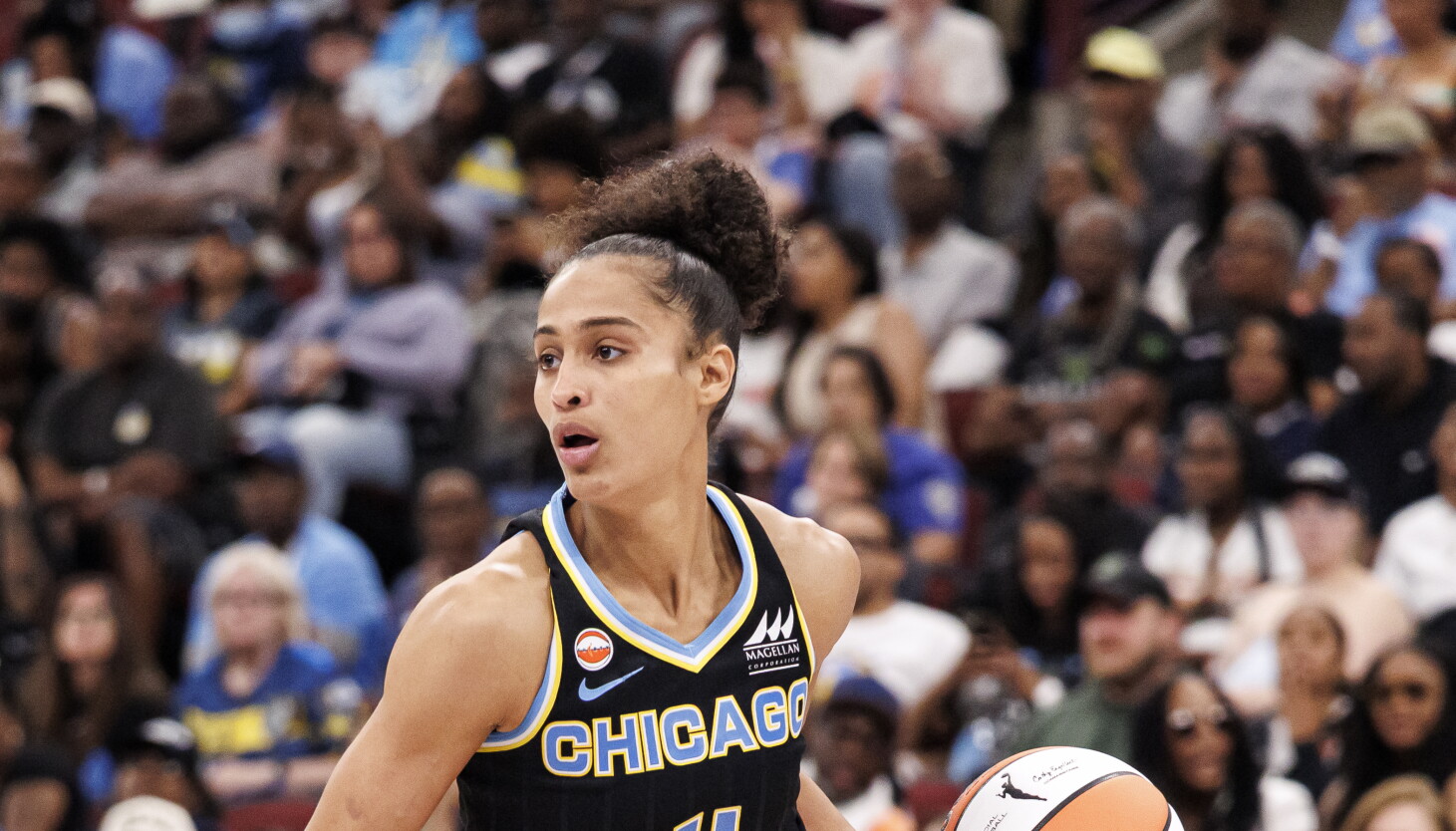 Skylar Diggins dribbles vs Las Vegas Aces at United Center